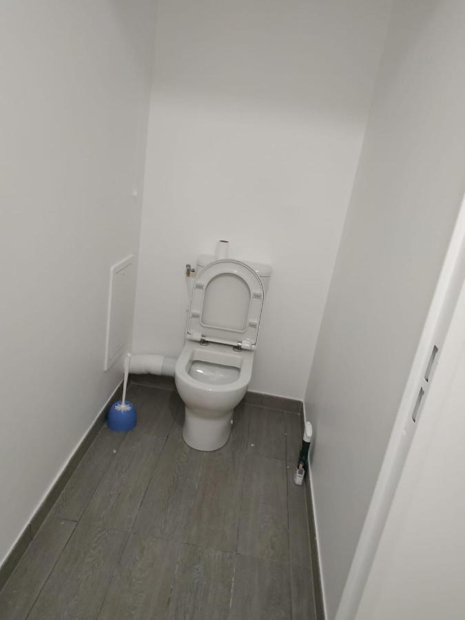 Chambre Privee Dans Un Nouvel Appartement Partage Pres De Paris Avec Parking Gratuit Шевили-Лару Екстериор снимка