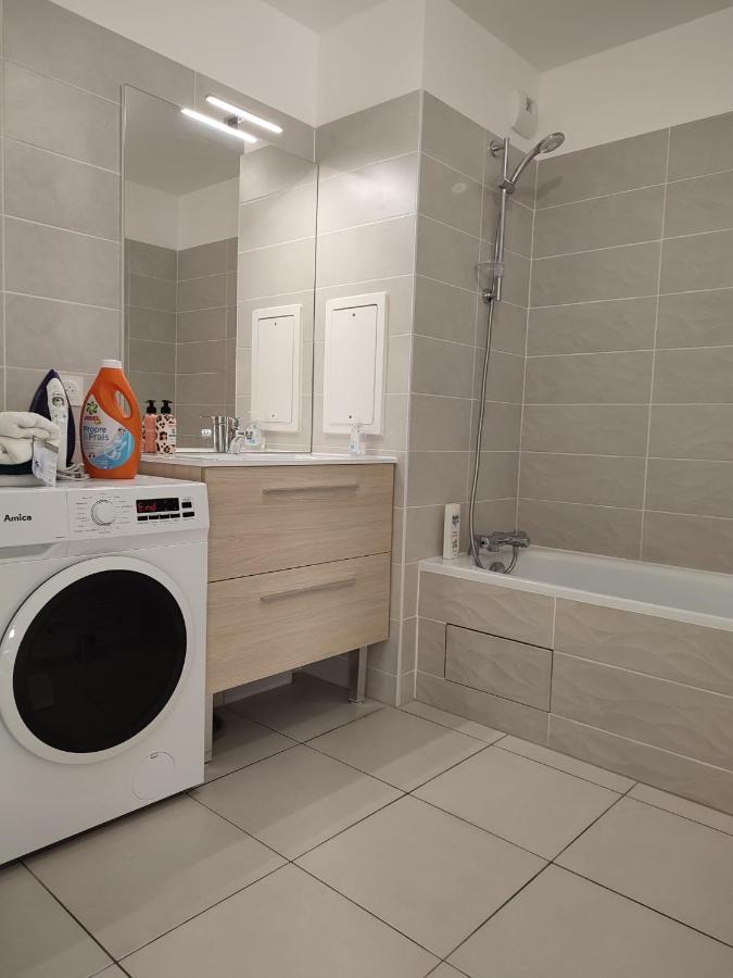 Chambre Privee Dans Un Nouvel Appartement Partage Pres De Paris Avec Parking Gratuit Шевили-Лару Екстериор снимка